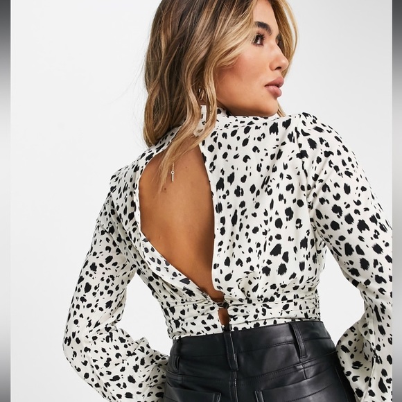 High neck volume sleeve open back cropped blouse in spot dot print - Picture 5 of 8